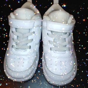 LIKE NEW NIKE Court Boroughs, SUPER WHITE, FRESH&CLEAN. STEAL THIS DEAL!!!👌🏾